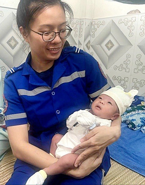'Biệt đội đặc nhiệm' của nghề y- Ảnh 2. Các y bác sĩ Trung tâm Cấp cứu 115 đỡ đẻ thành công cho một sản phụ tại huyện Bình Chánh (TP.HCM) - Ảnh: Trung tâm cấp cứu 115