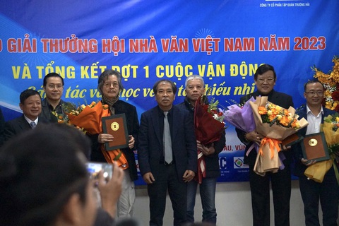 Các tác giả được trao giải thưởng Hội Nhà văn Việt Nam ăm 2023 - Ảnh: T.ĐIỂU Các tác giả được trao giải thưởng Hội Nhà văn Việt Nam năm 2023 - Ảnh: T.ĐIỂU