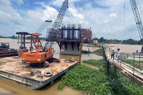 Tin tức sáng 28-2: Giá sầu riêng neo cao chót vót; TP.HCM dẫn đầu trị giá xuất nhập khẩu- Ảnh 8. Công nhân thi công xây dựng cầu Bạch Đằng 2 nối Đồng Nai với Bình Dương - Ảnh: A LỘC