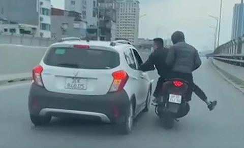 Kẻ đánh người ở đường vành đai 2: 'Phải đối diện với án tù, tôi quá lo lắng'- Ảnh 1. Hình ảnh hai nam thanh niên tiếp cận chiếc VinFast Fadil trước khi đánh người - Ảnh: Nhân vật cung cấp
