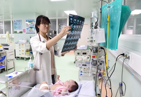 Đầu tư đặc biệt cho nghề y- Ảnh 1. Bác sĩ Chu Thị Hồng Phượng - 28 tuổi, trẻ nhất trong khoa sơ sinh 2 Bệnh viện Nhi đồng 1 - thăm khám cho bệnh nhi - Ảnh: D.PHAN