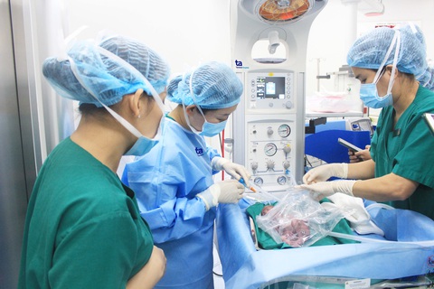 Tôn vinh phác đồ 'giờ vàng' cứu sống trẻ sinh cực non- Ảnh 2. Ekip “giờ vàng” cùng trang thiết bị hồi sức hiện đại tại phòng mổ kịp thời cứu trẻ sinh non và rất non. Ảnh: Tuệ Diễm