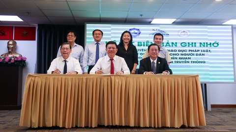 TP.HCM có phần mềm 'lắng nghe' hoạt động người dân trên mạng xã hội- Ảnh 2. ở Thông tin và Truyền thông, Hiệp Hội Doanh nghiệp TP và Đoàn Luật sư TP đã ký kết niên bản ghi nhớ - Ảnh: THẢO LÊ