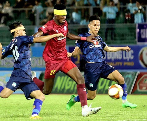 Hoàng Anh Gia Lai và Khánh Hòa 'níu chân' nhau ở cuối bảng- Ảnh 1. Khánh Hòa (áo đỏ) và Hoàng Anh Gia Lai hòa nhau trong trận chung kết ngược - Ảnh: KHÁNH HÒA FC