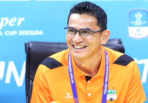 Vòng 11 V-League: Hướng về Hàng Đẫy và Nha Trang- Ảnh 2. HLV Kiatisak có được niềm vui trọn vẹn 3 điểm trong trận đấu chiều nay? - Ảnh: MINH ĐỨC