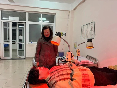 Bệnh liệt mặt ca sĩ Trung Quân gặp phải có nguy hiểm?- Ảnh 1. Nguyễn Trần Trung Quân bị liệt dây thần kinh số 7 (liệt mặt), phải nhập viện điều trị - Ảnh: NVCC