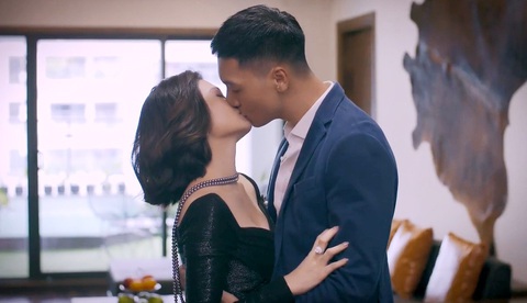 Loạt nụ hôn 'cháy bỏng' của 'nam thần' Mạnh Trường trên màn ảnh- Ảnh 4. Trong vai người chồng cuồng yêu, ghen tuông mù quáng, Mạnh Trường liên tục có cử chỉ tình cảm, đánh dấu quyền sở hữu với vợ do Kiều Anh đảm nhận. Khán giả cũng ngỡ ngàng vì lần đầu tiên thấy Kiều Anh phá lệ đảm nhận vai diễn có phân cảnh táo bạo trong sự nghiệp của mình.