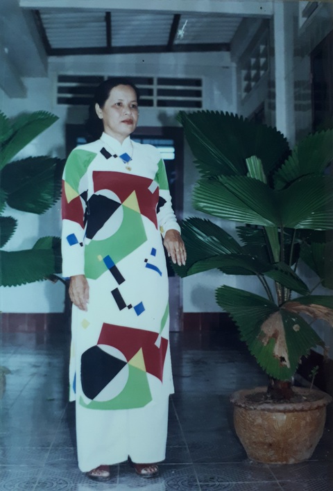 Khoảnh khắc Tết của tôi: Mặc lại chiếc áo dài năm xưa của mẹ du xuân- Ảnh 2. Mẹ mặc áo dài năm 94 tại tiệm chụp ảnh
