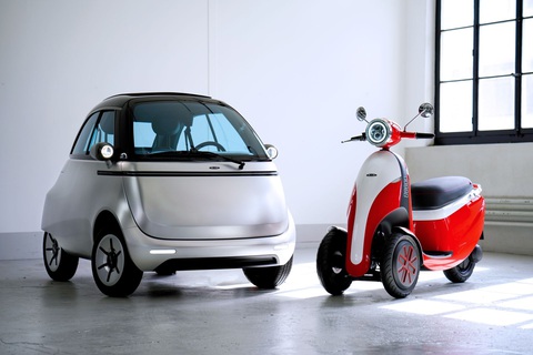 Microlino Lite: Ô tô điện không cần bằng lái, nhỏ hơn Wuling MiniEV, giá như Morning- Ảnh 1. Microlino (trái) là một mẫu xe khá được chào đón tại châu Âu với kích thước nhỏ gọn và giá bán ổn so với xe 4 bánh chạy điện nói chung - Ảnh: Micro