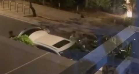 Công an Thủ Đức xác minh video vụ việc gây ồn ào tại nơi ở của hoa khôi Nam Em- Ảnh 1. Nhiều ô tô đậu trước nhà của hoa khôi Nam Em ở Thủ Đức, tối 26-2 - Ảnh: Cắt từ video