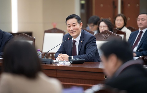 Bộ trưởng Quốc phòng Hàn Quốc Shin Won Sik phát biểu họp báo hôm 26-2 - Ảnh: YONHAP Bộ trưởng Quốc phòng Hàn Quốc Shin Won Sik phát biểu họp báo hôm 26-2 - Ảnh: YONHAP