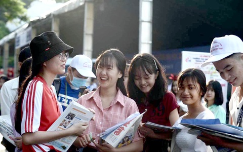 Ngày hội tư vấn giải đáp mọi thắc mắc về tuyển sinh đại học 2024- Ảnh 1. Học sinh tham gia ngày hội tư vấn tuyển sinh - hướng nghiệp của báo Tuổi Trẻ - Ảnh: TỰ TRUNG