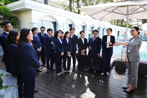 Hiện thực mục tiêu công dân toàn cầu với chương trình cử nhân quốc tế- Ảnh 3. Sinh viên ngành Quản trị khách sạn và Du lịch quốc tế tham gia chương trình kiến tập tại Vũng Tàu