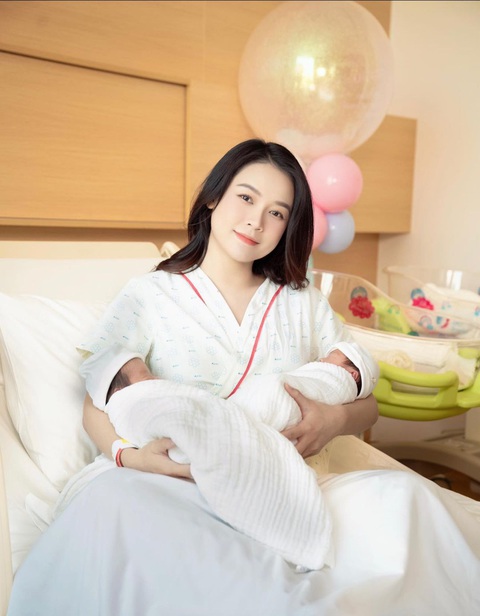 Sam 'mở bát' đón cặp song sinh tuổi Rồng- Ảnh 1. Sam khoe ảnh hạnh phúc rạng ngời khi bế 2 bé