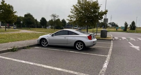 Sống trong chiếc Toyota chờ chồng bên đường cao tốc suốt 4 năm- Ảnh 1. Chiếc Toyota Celica này đã đỗ ở đây suốt 4 năm - Ảnh: NeedToKnow