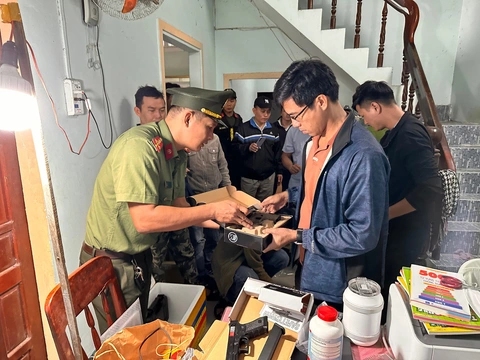 Triệt phá chuyên án mua bán súng, phát hiện cả 'kho' vũ khí- Ảnh 1. Công an phát hiện tại nhà ở của Đạt nhiều loại súng - Ảnh: T.S