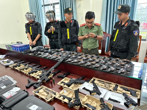 Triệt phá chuyên án mua bán súng, phát hiện cả 'kho' vũ khí- Ảnh 3. Kho vũ khí với gần 100 khẩu súng các loại và nhiều loại vũ khí sát thương khác - Ảnh: T.S