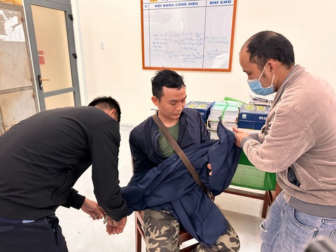Triệt phá chuyên án mua bán súng, phát hiện cả 'kho' vũ khí- Ảnh 2. Đạt (giữa) bị bắt quả tang khi đang vận chuyển hơn 1.000 viên đạn - Ảnh: T.S