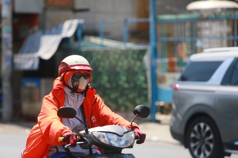 Thời tiết hôm nay 28-2: Nam Bộ vẫn nắng nóng; Bắc Bộ mưa rét, sương mù- Ảnh 1. Nam Bộ thời tiết tiếp tục nắng nóng, hôm nay mưa giải nhiệt dự báo không xảy ra - Ảnh: LÊ PHAN
