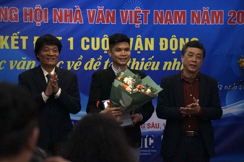 Tác giả Đức Anh nhận giải thưởng Tác giả trẻ năm 2023 duy nhất - Ảnh: T.ĐIỂU Tác giả Đức Anh nhận giải thưởng Tác giả trẻ năm 2023 duy nhất - Ảnh: T.ĐIỂU