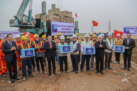 Lãnh đạo Đảng, Chính phủ tặng quà công nhân trên công trường thi công đường dây 500kV mạch 3 - Ảnh: HÀ QUÂN Tặng quà công nhân trên công trường thi công đường dây 500kV mạch 3 - Ảnh: HÀ QUÂN