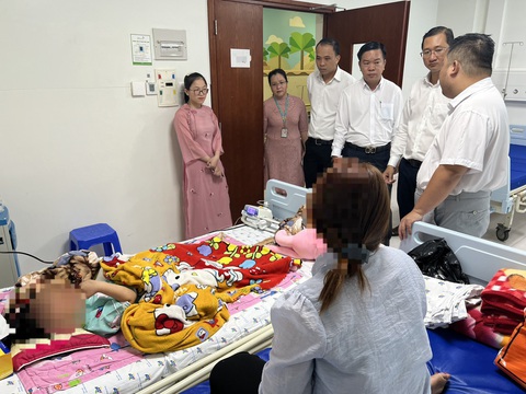 Bé gái 5 tuổi bị mất bàn tay do pháo ở Bình Chánh đã xuất viện- Ảnh 1. Lãnh đạo Đảng ủy - UBND xã Tân Quý Tây (huyện Bình Chánh) thăm bé T. tại Bệnh viện Nhi đồng thành phố (TP.HCM) - Ảnh do UBND xã Tân Quý Tây cung cấp