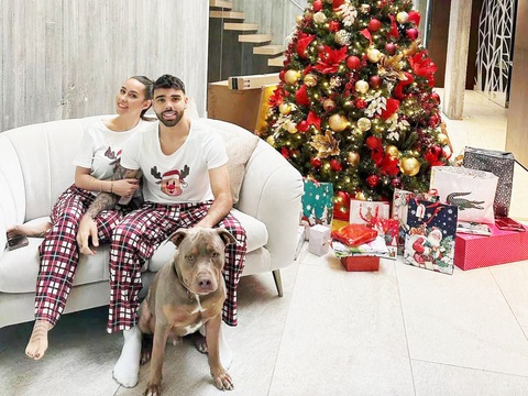 Thủ môn Arsenal nuôi chó Bully 'sát thủ’ phòng trộm cướp- Ảnh 1. Thủ môn David Raya và chú chó Bully XL của mình - Ảnh: INSTAGRAM