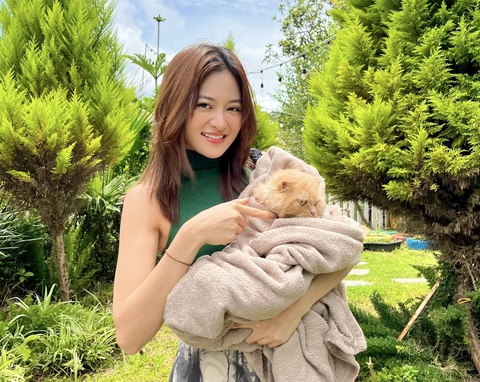 Niềm vui của Thùy Anh là chăm sóc và chơi với mèo - Ảnh: NVCC Niềm vui của Thùy Anh là chăm sóc và chơi với mèo - Ảnh: NVCC