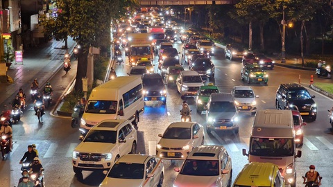 Cháy lớn cửa hàng bán đồ gỗ trên đường Cộng Hòa, quận Tân Bình- Ảnh 7. Dòng xe cộ qua khu vực vòng xoay Lăng Cha Cả dồn ứ, di chuyển chậm - Ảnh: NGỌC KHẢI