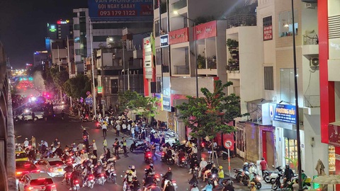 Cháy lớn cửa hàng bán đồ gỗ trên đường Cộng Hòa, quận Tân Bình- Ảnh 8. Đông đúc người dân quanh khu vực cháy - Ảnh: NGỌC KHẢI