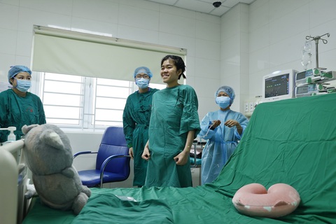 Cô gái 21 tuổi hồi sinh thần kỳ sau ca ghép phổi chiều 30 Tết- Ảnh 4. Hiện sức khỏe của bệnh nhân P.A.T. tiến triển tốt, hồi phục nhanh, hằng ngày tập đi bộ