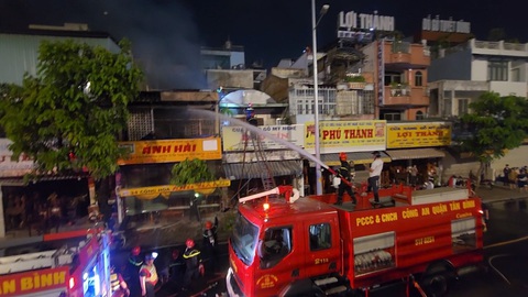 Cháy lớn cửa hàng bán đồ gỗ trên đường Cộng Hòa, quận Tân Bình- Ảnh 2. Lực lượng chức năng đang dập đám cháy - Ảnh: NGỌC KHẢI