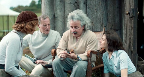 Niềm tiếc nuối của Einstein- Ảnh 1. Albert Einstein cùng trung tá Locker Lampson và hai người phụ nữ Anh được giao nhiệm vụ bảo vệ an toàn cho ông trong phim