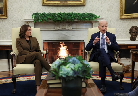 Tổng thống Mỹ Joe Biden (phải) và Phó Tổng thống Mỹ Kamala Harris gặp gỡ các nhà lãnh đạo quốc hội tại Phòng Bầu dục, Nhà Trắng, ngày 27-2 - Ảnh: REUTERS Tổng thống Mỹ Joe Biden (phải) và Phó tổng thống Mỹ Kamala Harris gặp gỡ các nhà lãnh đạo quốc hội tại Phòng Bầu dục, Nhà Trắng, ngày 27-2 - Ảnh: REUTERS