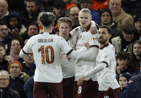 Tin tức thể thao sáng 28-2: Haaland ghi 5 bàn, Man City nhấn chìm Luton ở FA Cup- Ảnh 1. Niềm vui của Erling Haaland và các đồng đội sau khi ghi bàn vào lưới Luton - Ảnh: REUTERS