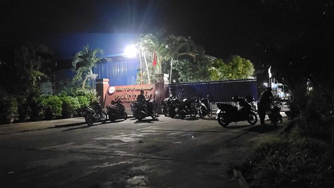 Nổ bình hơi trong khu công nghiệp ở Phú Yên, 1 công nhân chết- Ảnh 1. Đến 22h ngày 28-2, cảnh sát vẫn đang tiếp tục phong tỏa hiện trường để điều tra làm rõ nguyên nhân vụ việc - Ảnh: NGUYỄN HOÀNG