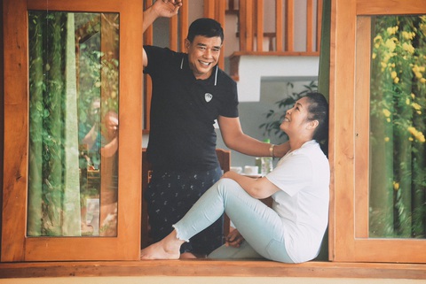 NSND Hồng Vân tình tứ bên ông xã. NSND Hồng Vân tình tứ bên ông xã Lê Tuấn Anh. Cô gọi chuyến đi này cùng gia đình là chuyến đi tìm lại thanh xuân