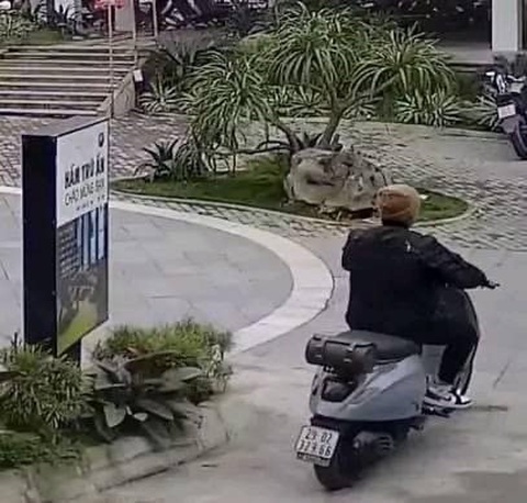 Xác minh tố cáo khách hành hung bảo vệ quán cà phê vì vé xe số 49- Ảnh 1. Người đàn ông hành hung bảo vệ quán cà phê vì bị phát vé xe số 49 - Ảnh cắt từ camera an ninh