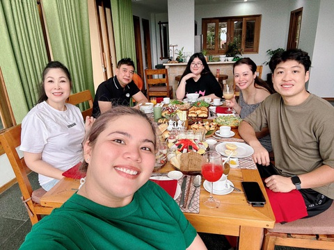 Hồng Vân chia sẻ bí quyết giữ lửa hôn nhân với Lê Tuấn Anh- Ảnh 2. Đồng hành cùng Hồng Vân trong chuyến đi này có ông xã Lê Tuấn Anh, con trai Khôi Nguyên và con gái Ngọc Châu.