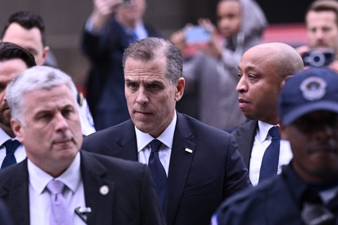 Ông Hunter Biden xuất hiện tại cuộc điều trần ngày 28-2 của Hạ viện do đảng Cộng hòa kiểm soát - Ảnh: AFP Ông Hunter Biden xuất hiện tại cuộc điều trần ngày 28-2 của Hạ viện do Đảng Cộng hòa kiểm soát - Ảnh: AFP