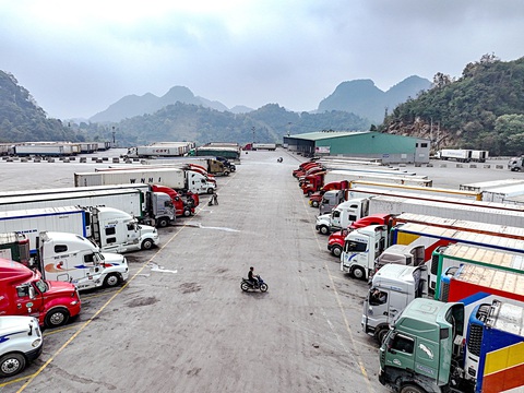 Thêm nhiều giải pháp để xuất khẩu nông sản suôn sẻ hơn- Ảnh 6. Bãi xe Bảo Nguyên tại khu vực cửa khẩu Tân Thanh, tỉnh Lạng Sơn giáp với Trung Quốc thông thoáng xe container chở nông sản ra vào - Ảnh: NAM TRẦN