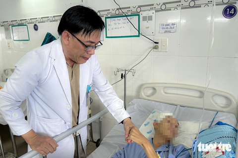Ninh Thuận lần đầu phẫu thuật thành công u sọ não cho 2 bệnh nhân trẻ tuổi- Ảnh 1. Hai bệnh nhân trẻ tuổi bị u sọ não, xuất huyết não đã được Bệnh viện Đa khoa tỉnh Ninh Thuận phẫu thuật thành công - Ảnh: DUY NGỌC