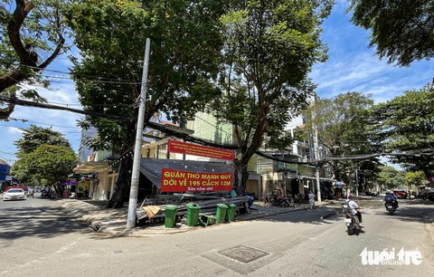Bó hẹp đường Trần Quốc Hoàn để làm hầm chui- Ảnh 8. Các hộ dân đường Hoàng Hoa Thám đang dỡ nhà, giao mặt bằng mở rộng đường vào nhà ga T3 sân bay Tân Sơn Nhất (ghi nhận trưa 28-2) - Ảnh: CHÂU TUẤN