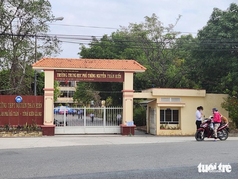 Người dân &quot;tố&quot; thầy C., giáo viên dạy môn địa của Trường THPT Nguyễn Thần Hiến, đã quan hệ tình dục với em Y. khiến em có thai, sự việc gây xôn xao dư luận nhiều ngày qua - Ảnh: BỬU ĐẤU