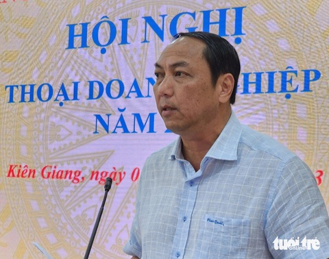 Kiên Giang kêu gọi toàn dân phòng, chống lừa đảo qua mạng- Ảnh 1. Ông Lâm Minh Thành - chủ tịch UBND tỉnh Kiên Giang - mới đây đã ký thư kêu gọi toàn dân phòng chống lừa đảo công nghệ cao - Ảnh: BỬU ĐẤU