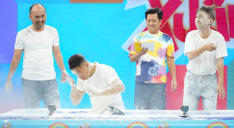 Trương Thế Vinh (thứ hai, từ trái qua) cùng các nghệ sĩ trong Trương Thế Vinh (thứ hai, từ trái qua) cùng các nghệ sĩ trong