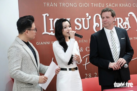 Giáo sư người Ý: ‘Việt Nam chỉ biết một chút về opera’- Ảnh 1. Hiền Nguyễn Soprano (giữa) và GS Gianni Kriscak chia sẻ tại họp báo - Ảnh: ĐẬU DUNG