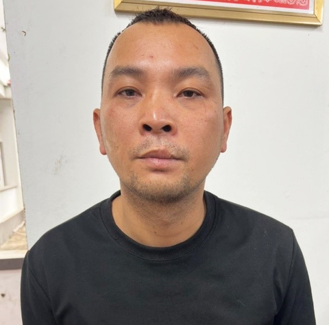 Bắt nghi phạm giết người, lẩn trốn trên núi đá ngoài biển- Ảnh 2. Nghi phạm Bùi Văn Lương tại cơ quan điều tra - Ảnh: HÀ TÂM