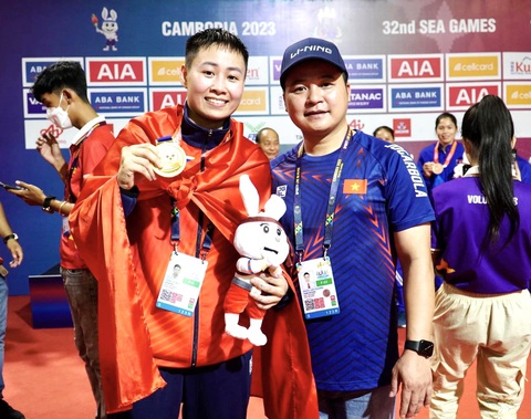 Võ sĩ Bùi Yến Ly: 'Con từng thử yêu con trai rồi nhưng không thể'- Ảnh 8. Bùi Yến Ly và HLV Dương Ngọc Hải - người có ảnh hưởng lớn nhất trong sự nghiệp của cô - Ảnh: FBNV