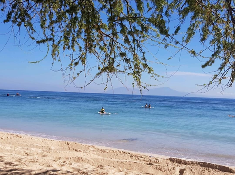 Ngắm đào rừng, ăn bánh đa nem ở Timor-Leste- Ảnh 2. Các bãi biển ở Timor-Leste rất nên thơ, là điểm hẹn mỗi chiều tối cho du khách và để khuây khỏa nỗi nhớ nhà - Ảnh tác giả cung cấp